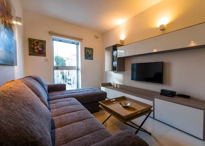 Sh5A-Qawra Prime Location 2 Bedroom Apartment